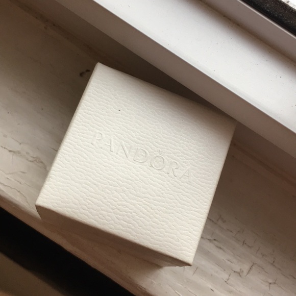 Pandora Light as a Feather ring - Picture 2 of 4